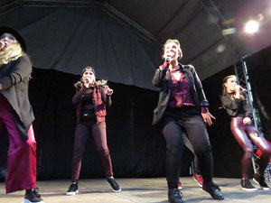 Festival A Cappella 2019. Actuaci&oacute; de Beat Poetry Club a la pla&ccedil;a de la Independ&egrave;ncia
