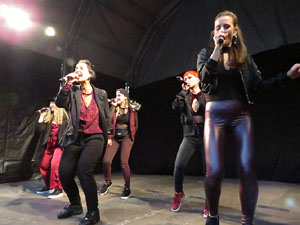 Festival A Cappella 2019. Actuaci&oacute; de Beat Poetry Club a la pla&ccedil;a de la Independ&egrave;ncia
