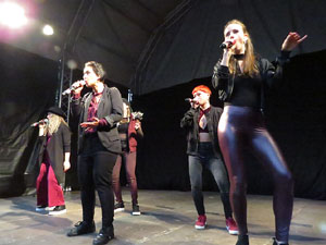 Festival A Cappella 2019. Actuaci&oacute; de Beat Poetry Club a la pla&ccedil;a de la Independ&egrave;ncia