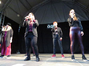 Festival A Cappella 2019. Actuaci&oacute; de Beat Poetry Club a la pla&ccedil;a de la Independ&egrave;ncia