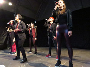 Festival A Cappella 2019. Actuaci&oacute; de Beat Poetry Club a la pla&ccedil;a de la Independ&egrave;ncia