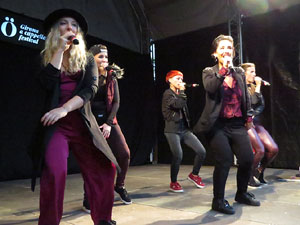 Festival A Cappella 2019. Actuaci&oacute; de Beat Poetry Club a la pla&ccedil;a de la Independ&egrave;ncia