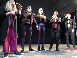 Festival A Cappella 2019. Actuaci&oacute; de Beat Poetry Club a la pla&ccedil;a de la Independ&egrave;ncia