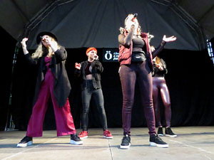 Festival A Cappella 2019. Actuaci&oacute; de Beat Poetry Club a la pla&ccedil;a de la Independ&egrave;ncia