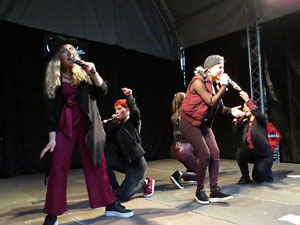 Festival A Cappella 2019. Actuaci&oacute; de Beat Poetry Club a la pla&ccedil;a de la Independ&egrave;ncia