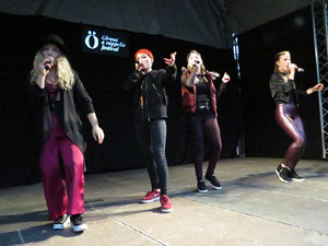 Festival A Cappella 2019. Actuaci&oacute; de Beat Poetry Club a la pla&ccedil;a de la Independ&egrave;ncia