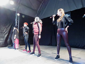 Festival A Cappella 2019. Actuaci&oacute; de Beat Poetry Club a la pla&ccedil;a de la Independ&egrave;ncia