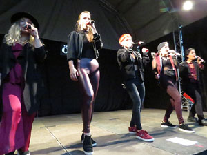 Festival A Cappella 2019. Actuaci&oacute; de Beat Poetry Club a la pla&ccedil;a de la Independ&egrave;ncia