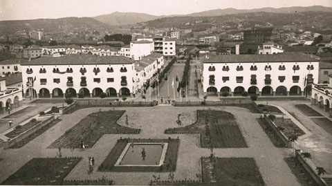 Vista general de la pla&ccedil;a de l'Assumpci&oacute;. 1960