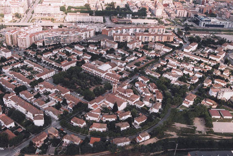 Vista a&egrave;ria del barri de Sant Narc&iacute;s. 1980-2000