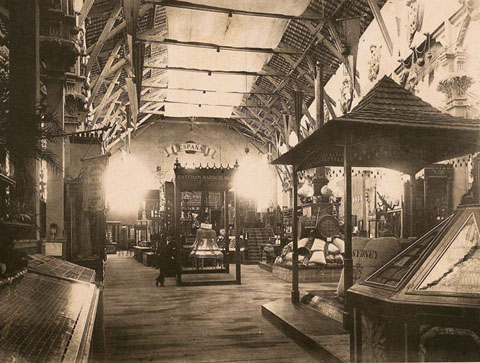 Interior del pavell&oacute; dedicat a Girona a l'Exposici&oacute; Universal de Barcelona. Al centre s'identifica una campana de l'empresa Barber&iacute; d'Olot. 1888