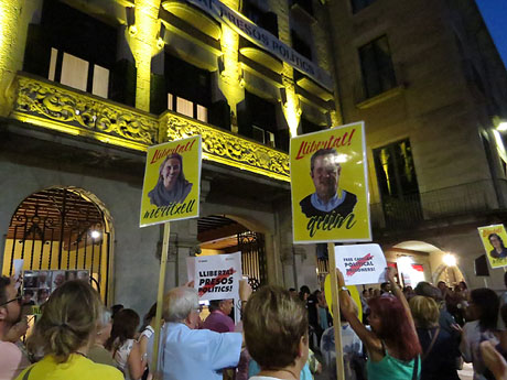 Concentraci&oacute; per la llibertat dels presos pol&iacute;tics a la pla&ccedil;a del Vi