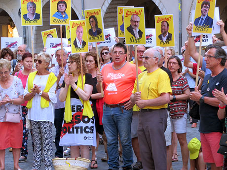 Concentraci&oacute; per la llibertat dels presos pol&iacute;tics a la pla&ccedil;a del Vi