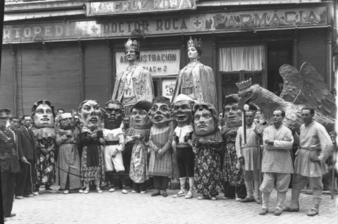 Els gegants, els capgrossos i l'&Agrave;liga de la Ciutat durant la festa de Corpus, juntament amb els ministrils, davant la farm&agrave;cia Roca, a la pla&ccedil;a de l'Oli