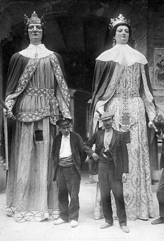Els gegants de Girona plantats davant l'Ajuntament de Girona. Els acompanyen els seus portadors. 1910-1920