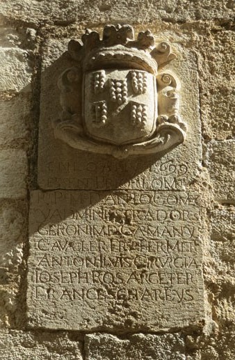 L&agrave;pida a la fa&ccedil;ana de l'esgl&eacute;sia del Carme