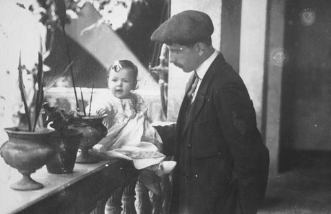 El fot&ograve;graf Valent&iacute; Fargnoli amb la seva filla J&uacute;lia, 1915