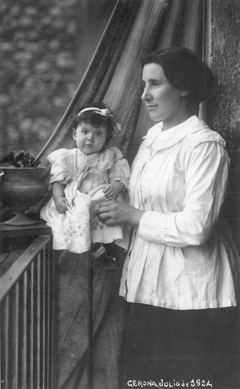 Rosita Vilaseca, dona de Valent&iacute; Fargnoli, amb la seva filla Catalina, 1914