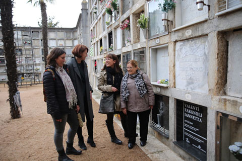 L'alcaldessa de la ciutat, Commemoraci&oacute; del 75&egrave; aniversari de la mort de Valent&iacute; Fargnoli, el 9 d'abril de 2019, al cementiri de Girona. A la imatge, l'alcaldessa de Girona, Marta Madrenas, amb una de les n&eacute;tes del fot&ograve;graf, J&uacute;lia Fargnoli, i dues besn&eacute;tes