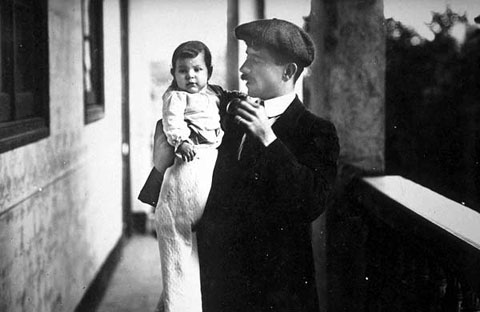Valent&iacute; Fargnoli amb la seva filla J&uacute;lia. 1915