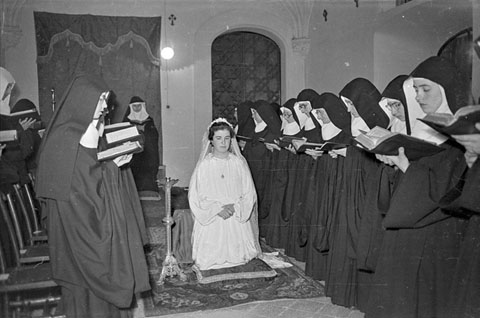 Cerim&ograve;nia de presa dels h&agrave;bits de les noves monges del monestir de Sant Daniel. 15 d'octubre de 1957