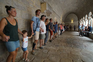 Festa Major de Sant Daniel 2019 - Audici&oacute; i ballada de la Sardana de les monges al claustre del Monestir de Sant Daniel