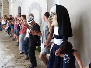 Festa Major de Sant Daniel 2019 - Audici&oacute; i ballada de la Sardana de les monges al claustre del Monestir de Sant Daniel