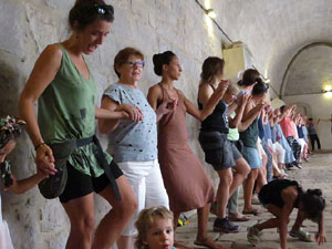 Festa Major de Sant Daniel 2019 - Audici&oacute; i ballada de la Sardana de les monges al claustre del Monestir de Sant Daniel