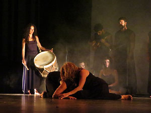 Festivals de Girona. FITAG 2019 - 'Experiment autoficci&oacute;'. Espectacle inaugural al Teatre Municipal, dirigit per Carolina Correa