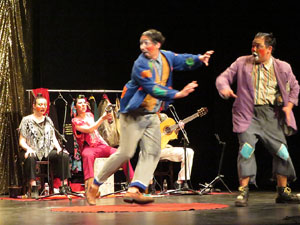 Festivals de Girona. FITAG 2019 - 'Tinto coraz&oacute;n'. Espectacle interpretat per la companyia 'Situaci&oacute;n Pa&iacute;s' de Valparaiso, Xile