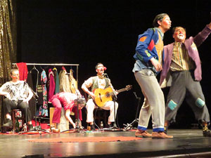 Festivals de Girona. FITAG 2019 - 'Tinto coraz&oacute;n'. Espectacle interpretat per la companyia 'Situaci&oacute;n Pa&iacute;s' de Valparaiso, Xile