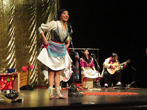 Festivals de Girona. FITAG 2019 - 'Tinto coraz&oacute;n'. Espectacle interpretat per la companyia 'Situaci&oacute;n Pa&iacute;s' de Valparaiso, Xile