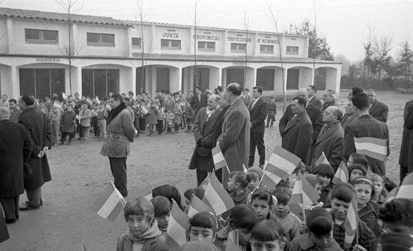 Inauguraci&oacute: de les anomenades microescuelas al barri de Germans S&agrave;bat. 18 de desembre de 1960