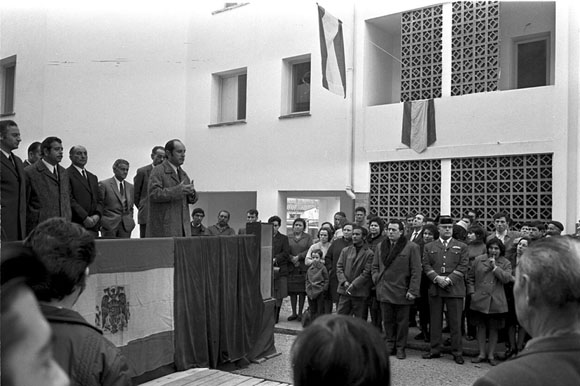 Acte de lliurament de claus dels pisos de protecci&oacute; oficial del Grupo Jos&eacute; Mar�a Prat al barri de Germans S&agrave;bat. Discurs del delegat provincial de Sindicats, Jos&eacute; Nu�ez de Castro. A l'esquerra, el governador civil de Girona, Victorino Anguera Sans&oacute; i l'alcalde de Sant Gregori, Emili Caula. 14 de desembre de 1970