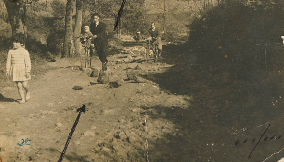 Cam&iacute; d'acc&eacute;s al Grup de Germans S&agrave;bat pocs mesos despr&eacute;s de comen&ccedil;ar a habitar-se el barri. El cam&iacute;, sense urbanitzar i ple de fang i c&ograve;dols, creua el llit de la riera Bullidors. 1960