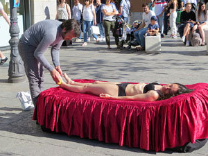 inund'ART 2019. Performance de La Taimada (Olga &Aacute;lvarez & Jordi Cabestany) a la Rambla de la Llibertat