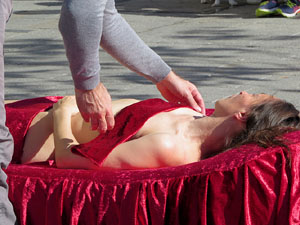 inund'ART 2019. Performance de La Taimada (Olga &Aacute;lvarez & Jordi Cabestany) a la Rambla de la Llibertat