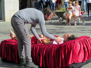 inund'ART 2019. Performance de La Taimada (Olga &Aacute;lvarez & Jordi Cabestany) a la Rambla de la Llibertat