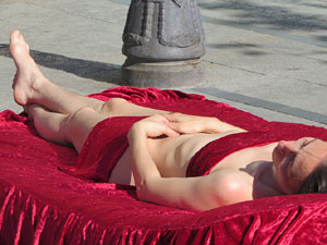 inund'ART 2019. Performance de La Taimada (Olga &Aacute;lvarez & Jordi Cabestany) a la Rambla de la Llibertat