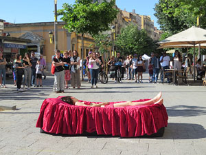 inund'ART 2019. Performance de La Taimada (Olga &Aacute;lvarez & Jordi Cabestany) a la Rambla de la Llibertat