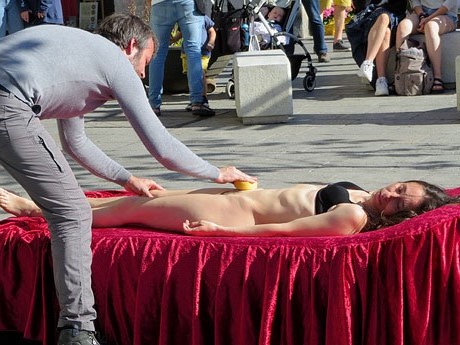 inund'ART 2019. Performance de La Taimada (Olga &Aacute;lvarez & Jordi Cabestany) a la Rambla de la Llibertat