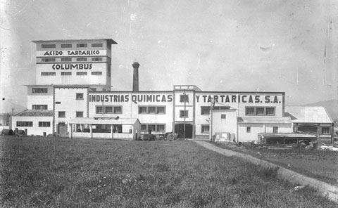 Vista de la ind&uacute;stria de productes qu&iacute;mics i tart&agrave;rics de Palau-sacosta, coneguda popularment com Els Qu&iacute;mics. 1930-1940