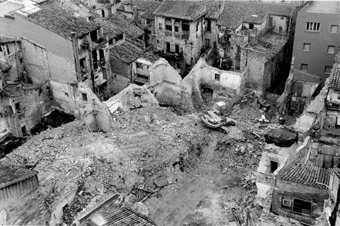 Enderrocament de diversos edificis al carrer Pou Rod&oacute;. 1998