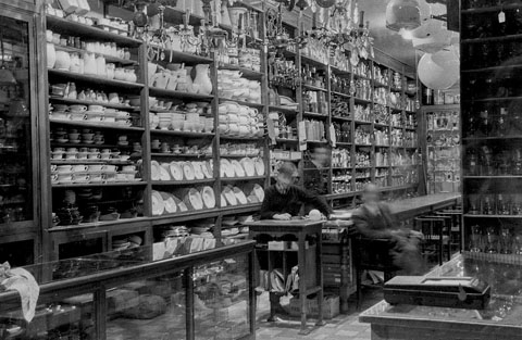 Interior de l'establiment d'objectes decoratius i l&agrave;mpades Ca l'Escatllar, a la rambla de la Llibertat. 1948