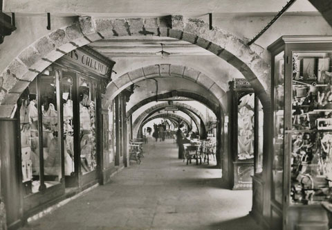 Les voltes de la Rambla de la Llibertat. En primer terme, l'establiment Ribas Crehuet. 1950-1960