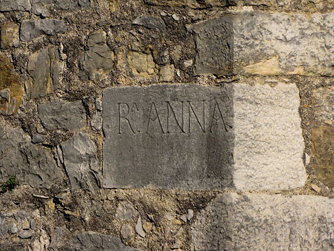 Carreu a la torre d'Alfons XII amb la inscripci&oacute; 'Reina Anna'