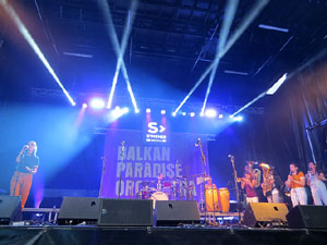 Festival Strenes 2019. Concert de Balkan Paradise Orchestra a la pla&ccedil;a Catalunya dins la programaci&oacute; de la Festa Major de l'Strenes
