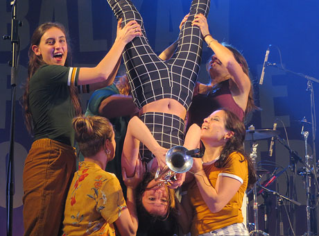 Festival Strenes 2019. Concert de Balkan Paradise Orchestra a la pla&ccedil;a Catalunya dins la programaci&oacute; de la Festa Major de l'Strenes