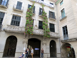 Temps de Flors 2019. Muntatges i instal&middot;lacions florals a la Fa&ccedil;ana i entrada de l'Ajuntament