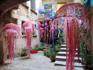 Temps de Flors 2019. Instal&middot;laci&oacute; 'Profundum Maris / Mar profund' a la Casa Sambola - Pla Dalmau